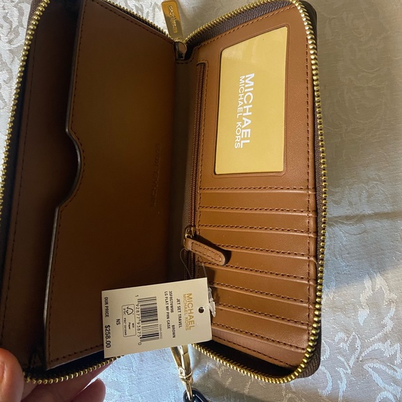 Michael Kors wristlet NWT - Picture 3 of 5